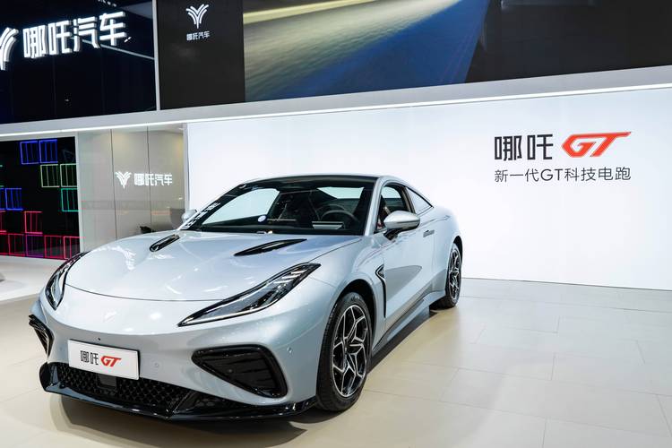 深圳93哪吒汽车在智能汽车领域的表现，领途汽车在新能源汽车市场中的影响力